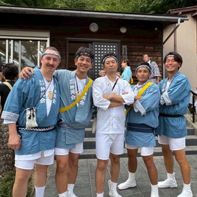神輿会メンバーの集合写真。笑顔で和やかな雰囲気